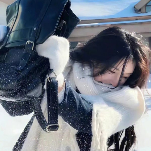 落在她身边